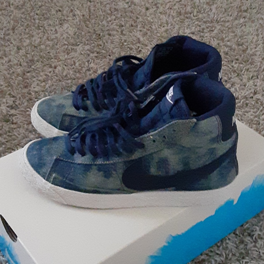 FREE W/ANY SALE KIDS NIKE SIZE 5Y